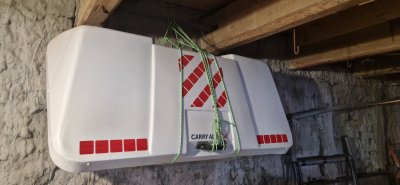 Úložný box na zadní stěnu karavanu Thule